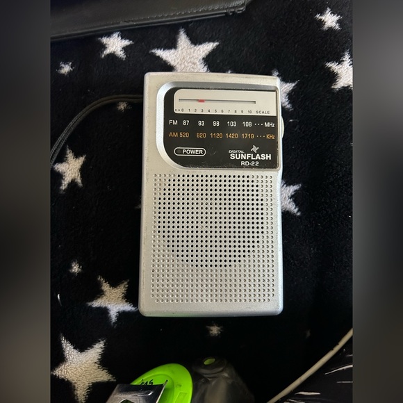 Portable AM/FM Band Radio by Sunflash - Picture 4 of 7